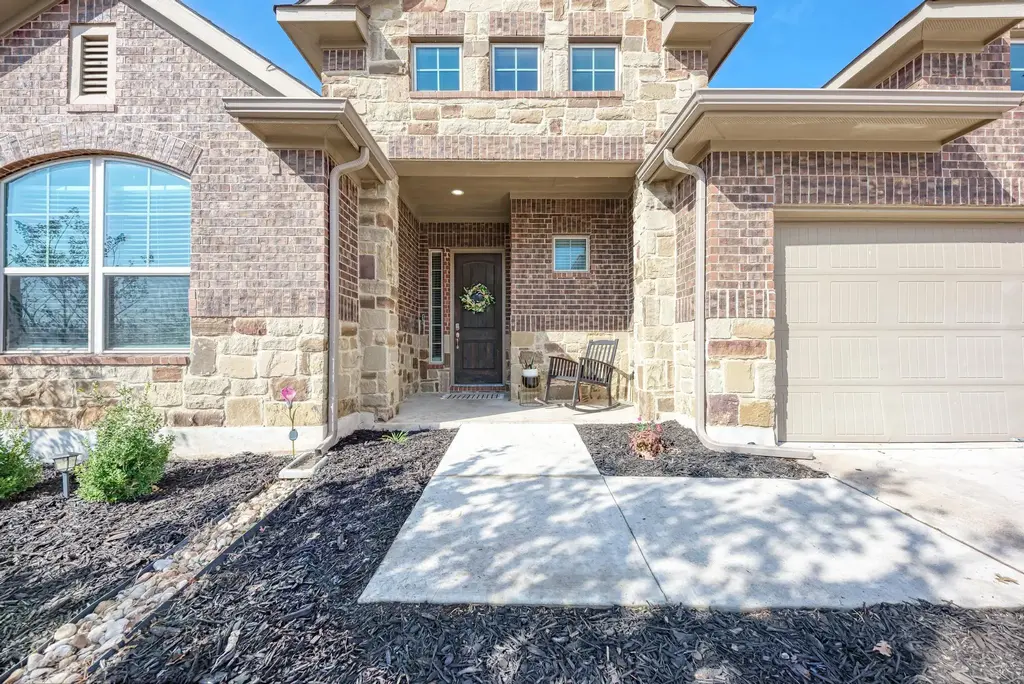 198 Rough Leaf Drive, Buda