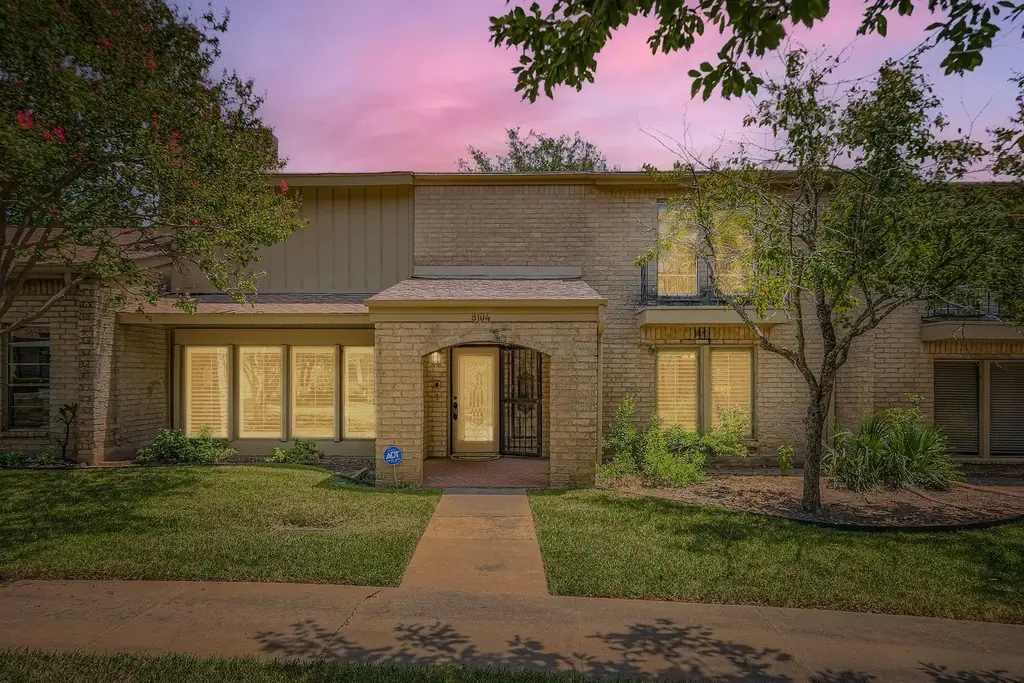 8104 East Court, Austin