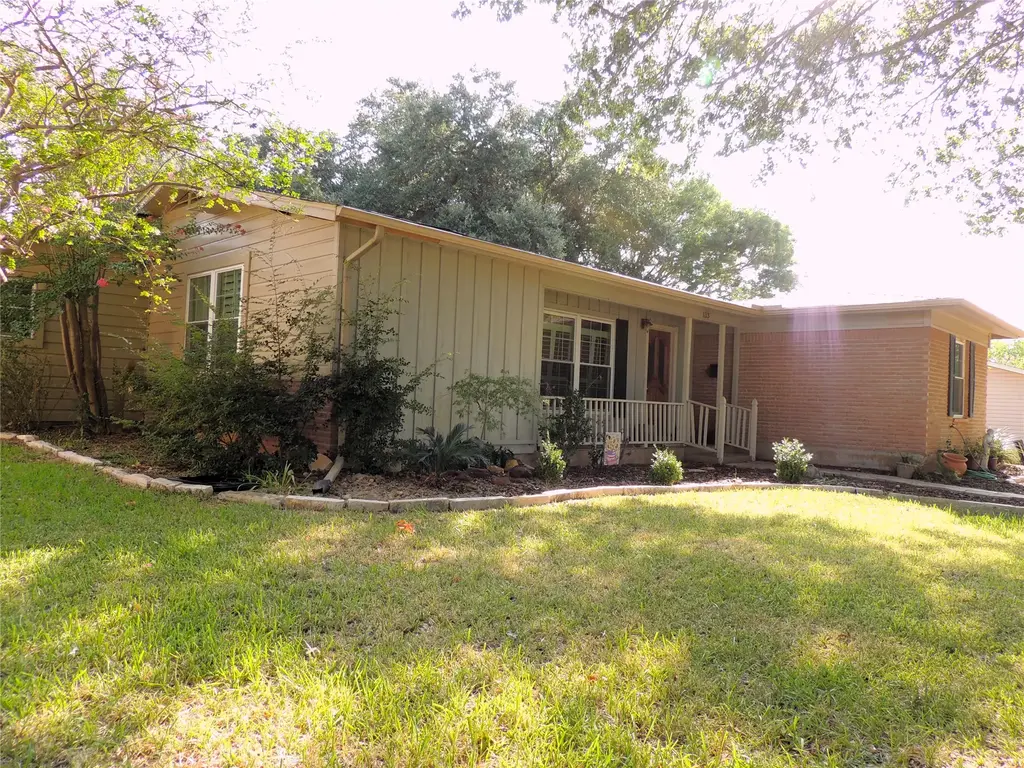 133 Hillcrest Drive, Luling