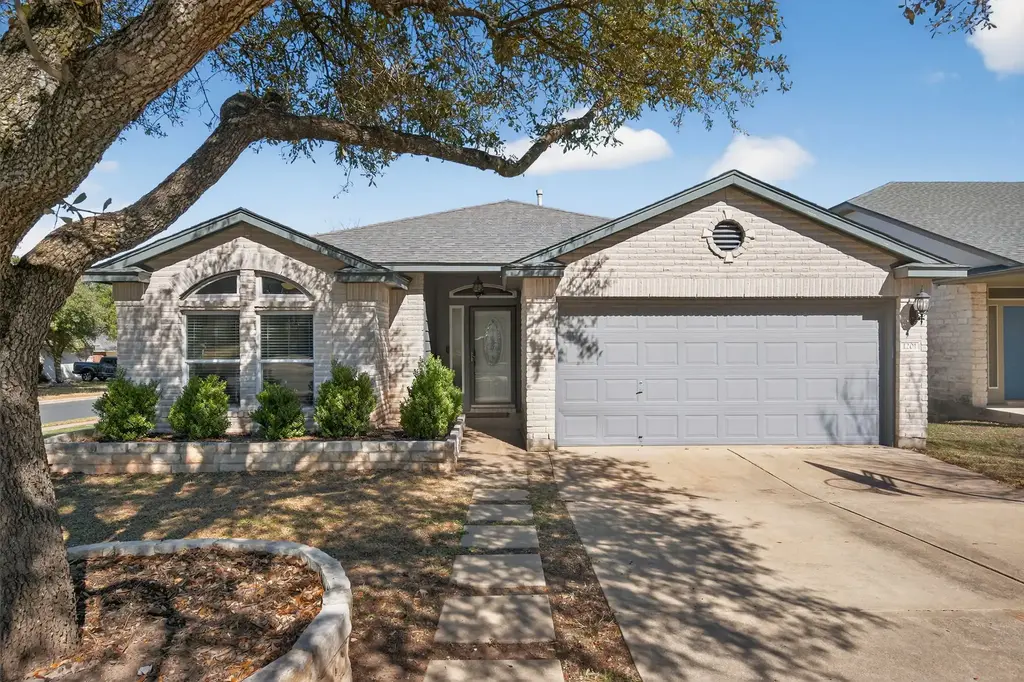1201 Dillon Lake Bend, Leander