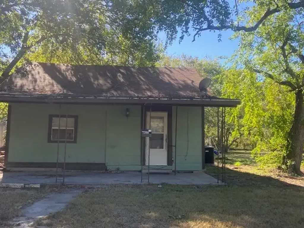 523 S Rio Grande Street, Lockhart