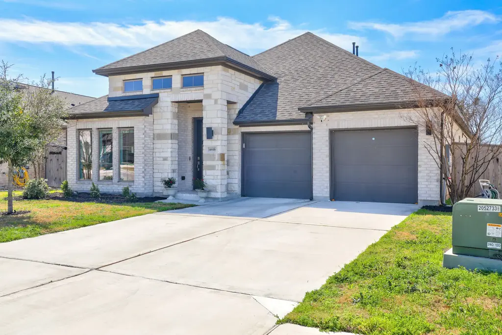 14616 Kira Lane, Manor