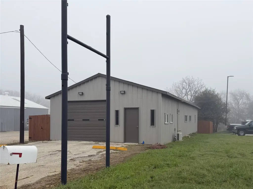 1541 E Pierce Street, Luling