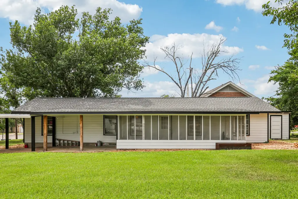 755 E Bellville Street, Giddings