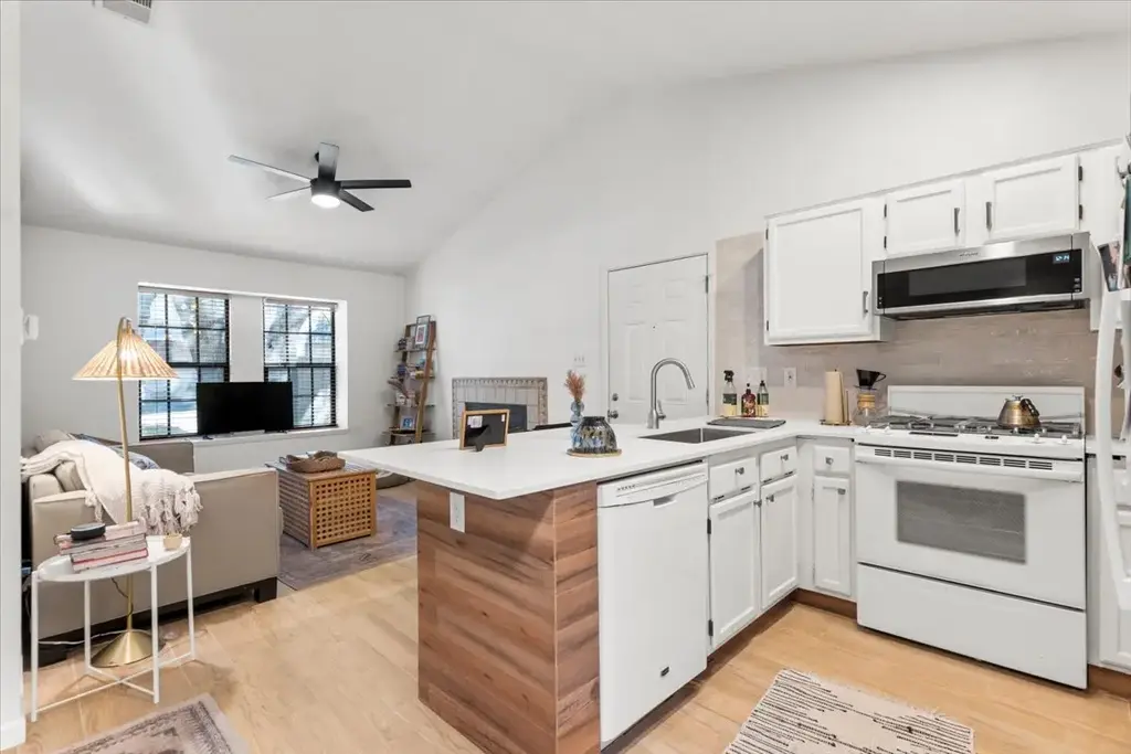 1411 Gracy Farms Lane 85, Austin