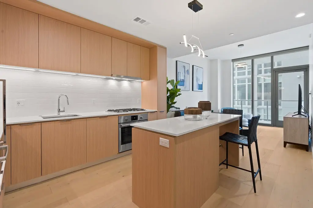 44 East Avenue 1902, Austin