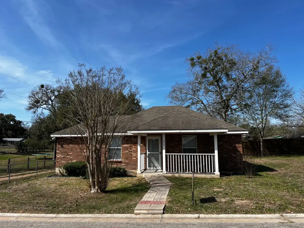 833 E Camp Street, La Grange
