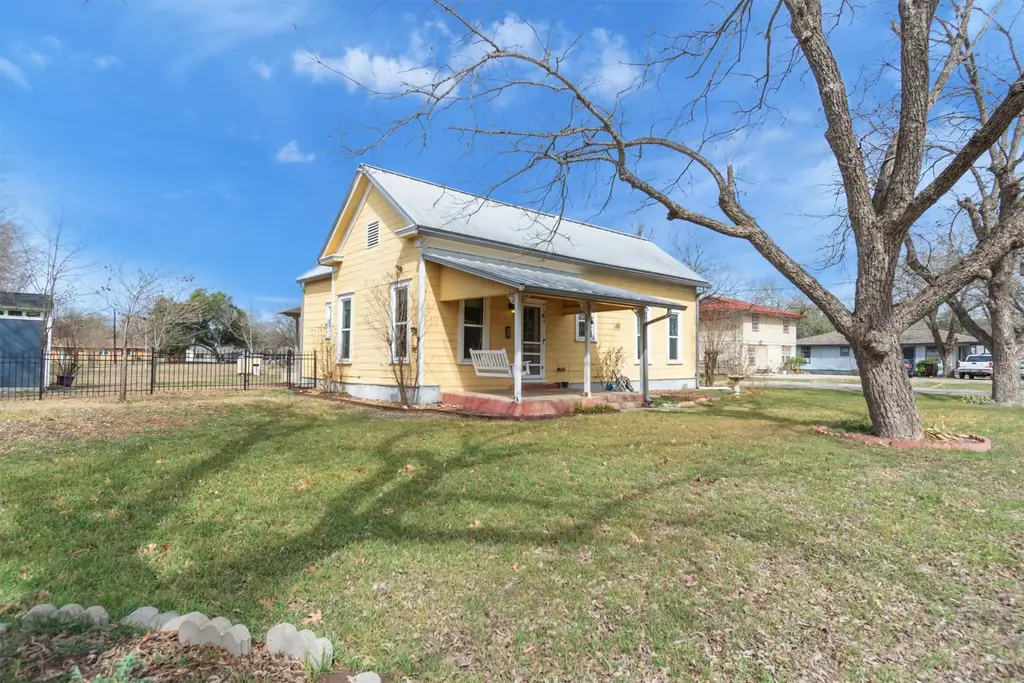 703 Bois D'arc Street, Lockhart
