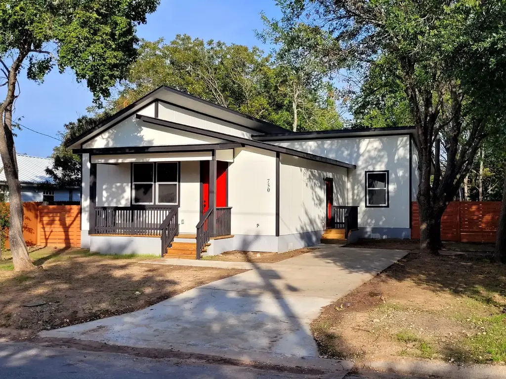 750 S Main Street, Lockhart