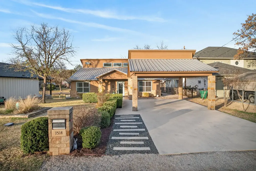 1514 Bluebonnet Lane, Kingsland