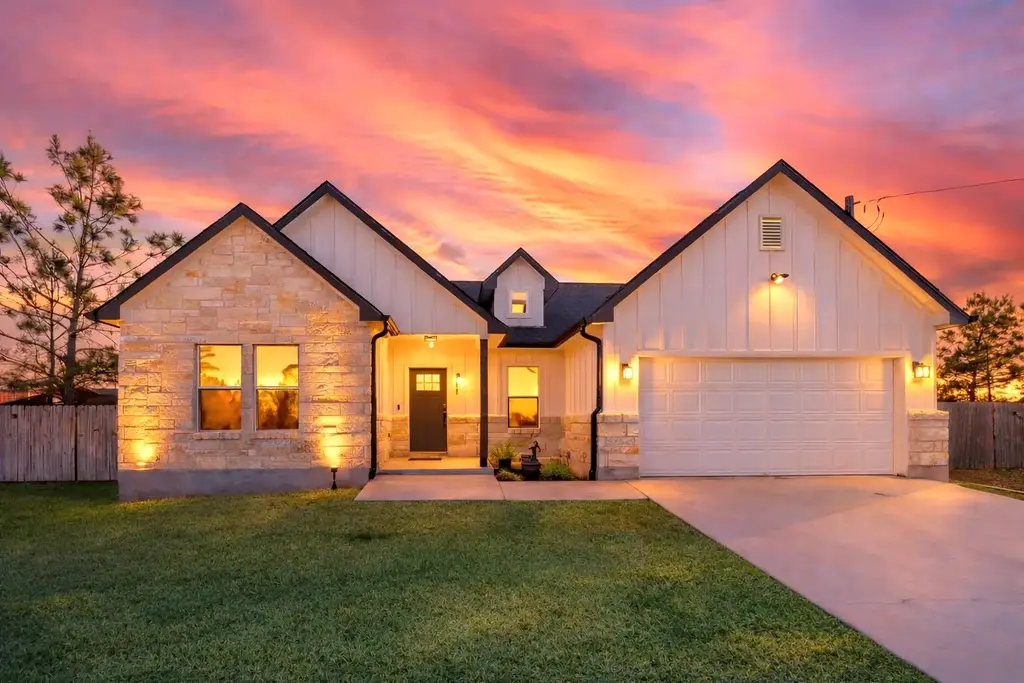 111 Tree Top Lane, Smithville