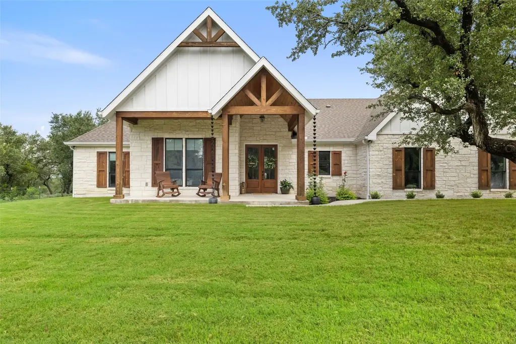 210 Levon Lane, Burnet