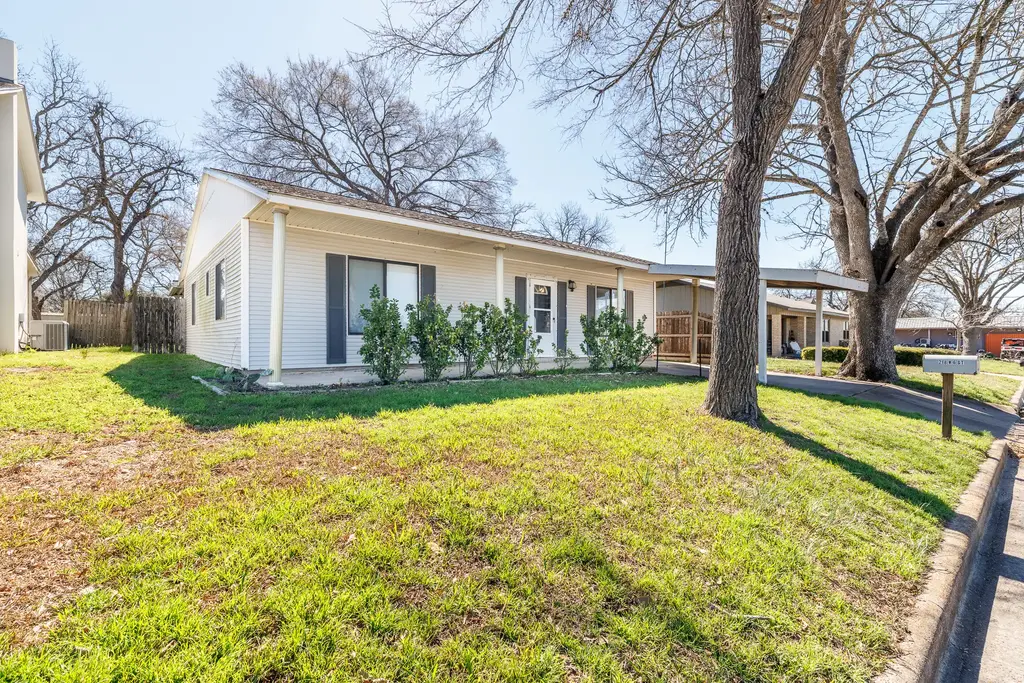 218 W 6th Street, Shiner
