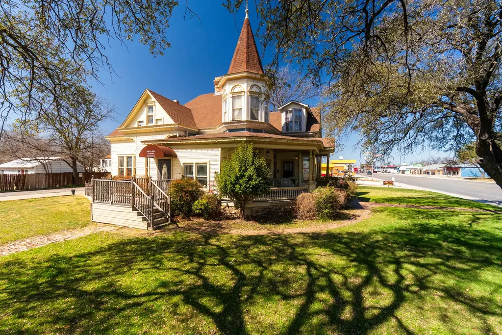 606 S Key Avenue, Lampasas