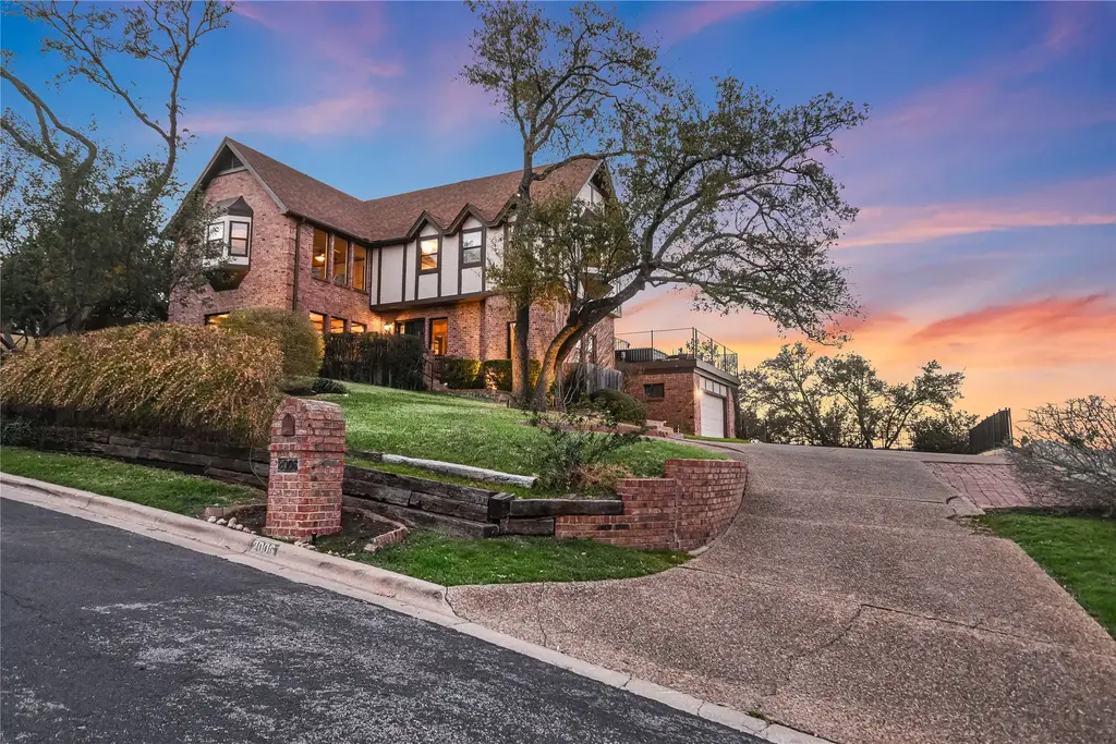 2006 Wychwood Drive, Austin