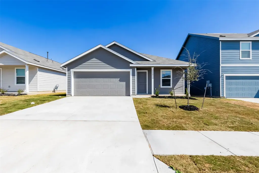 535 Paris Street, Maxwell