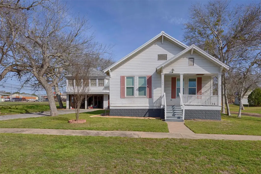 309 Anderson Street, Schulenburg