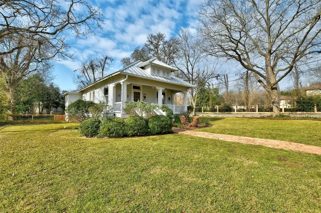 221 N Johnson Avenue, San Marcos