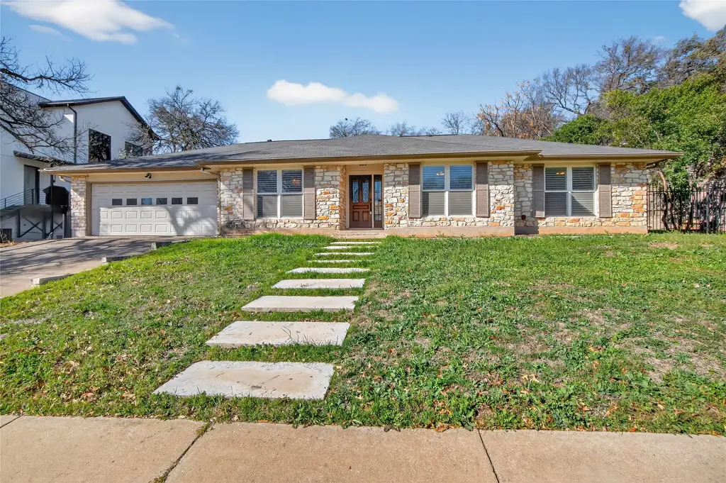 1208 Dusky Thrush Trail, Austin