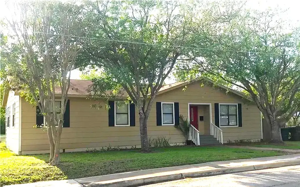 911 Brazos Street, Lockhart