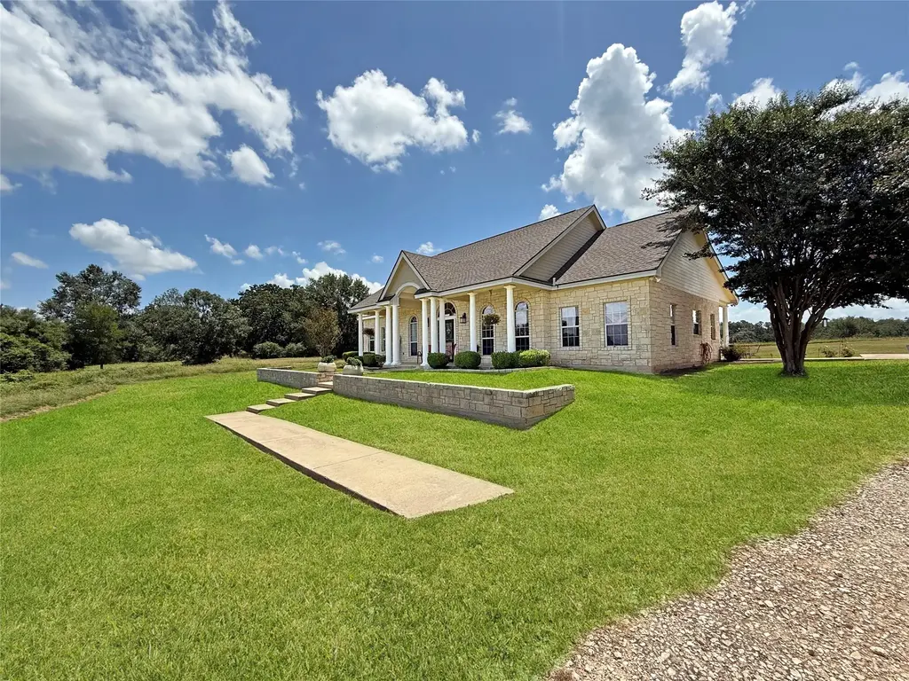 1611 W Fm 696, Lexington