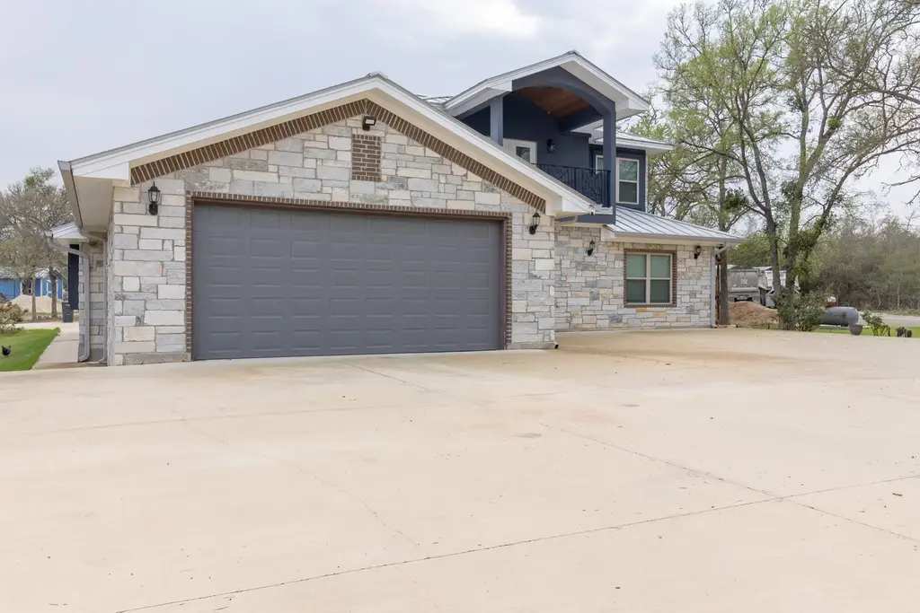 319 Lonesome Dove Drive, Cedar Creek