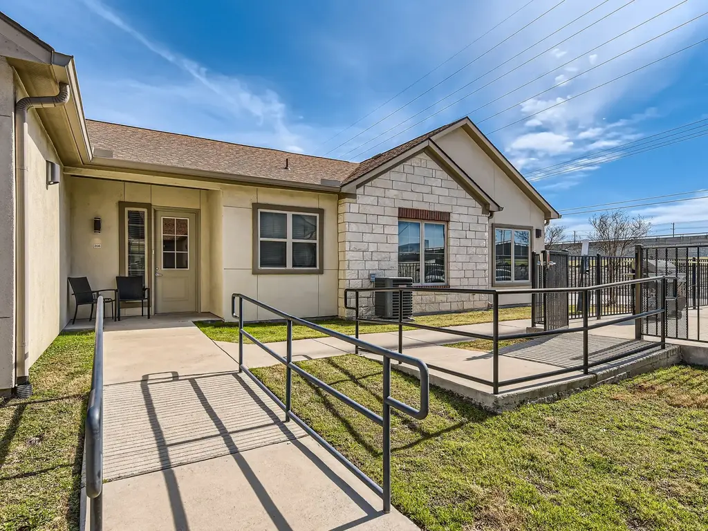 2400 Louis Henna Boulevard 208, Round Rock