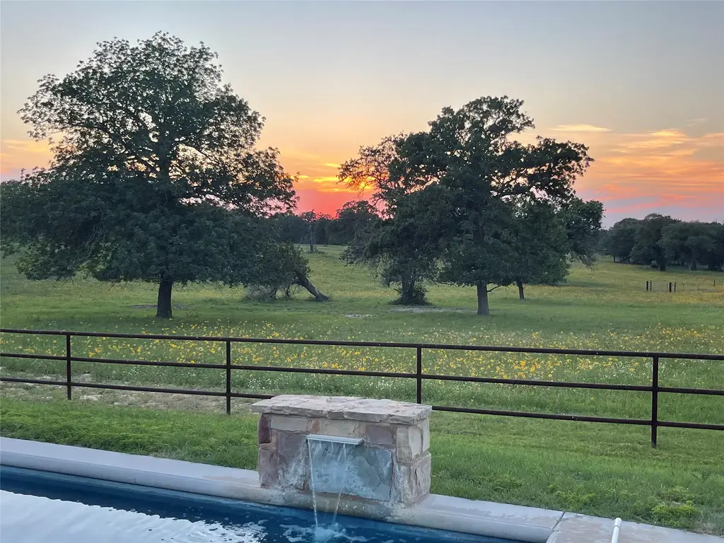 494 Flash Circle, Luling