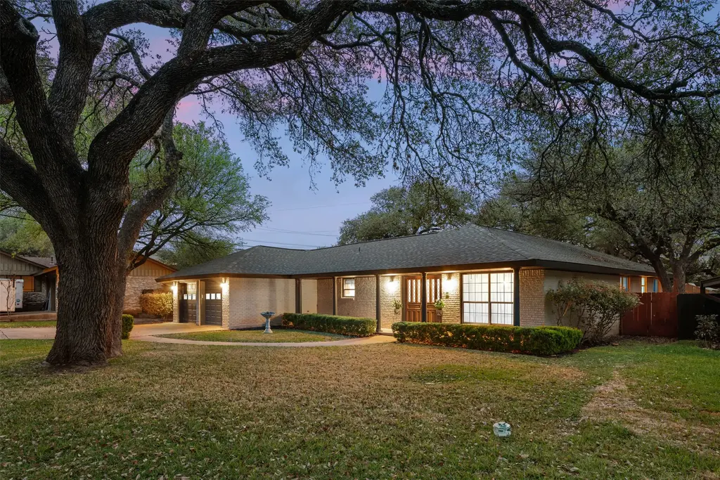 8709 Honeysuckle Trail, Austin