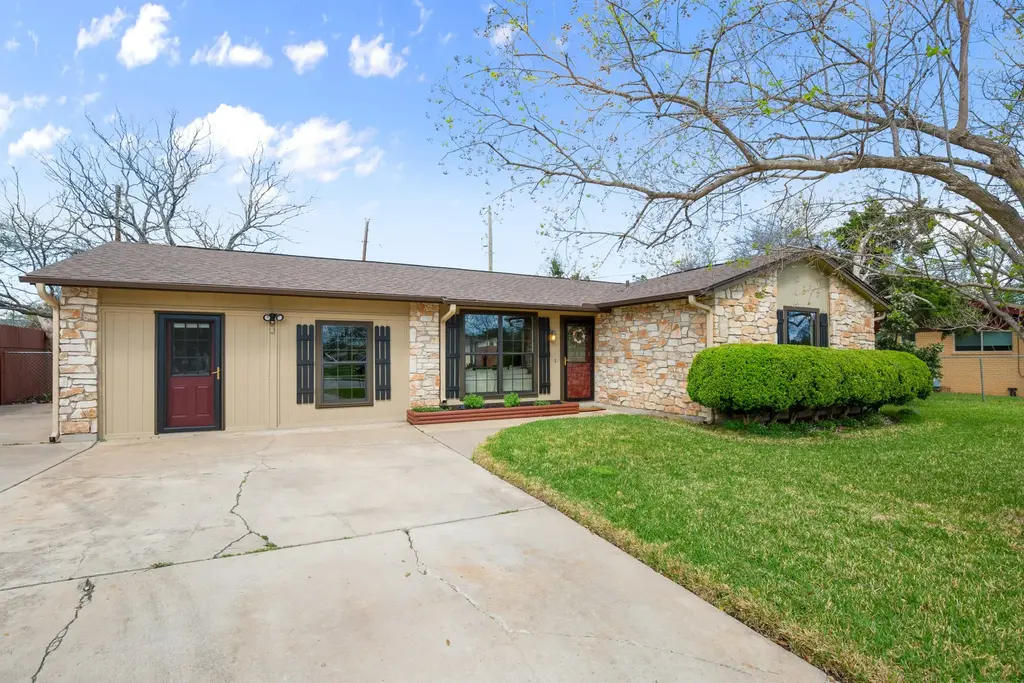 1302 Meadows Drive, Round Rock