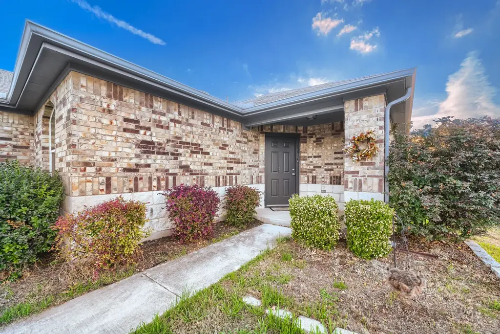 100 Liard River Road, Hutto