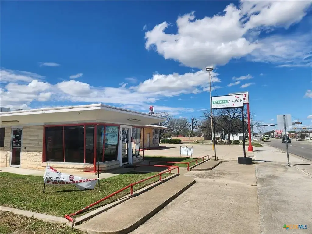 1004 S Key Avenue, Lampasas