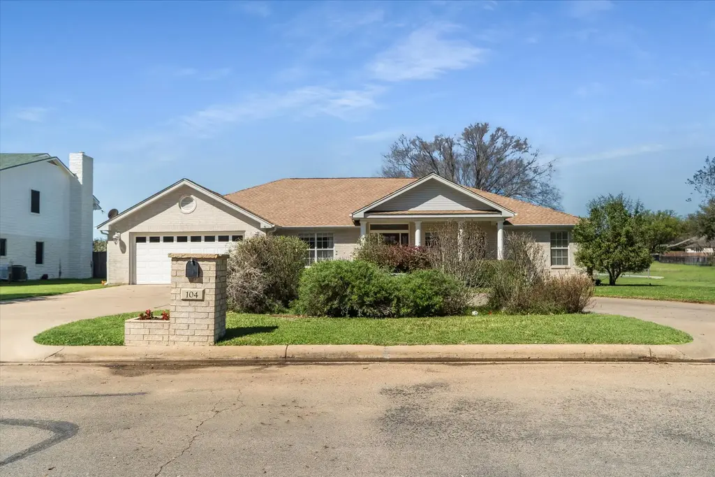 104 Firestone Place, Meadowlakes