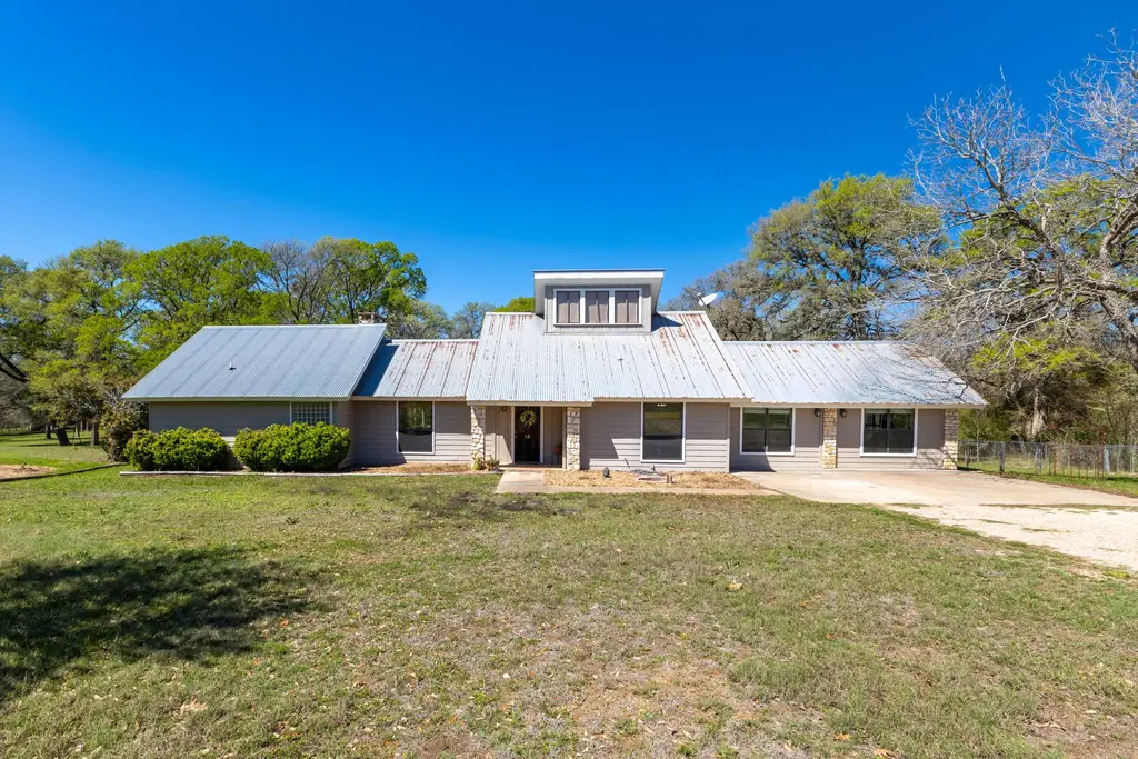 12 Creekwood Drive, Schulenburg