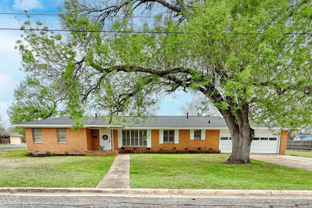 302 Baumgarten Street, Schulenburg
