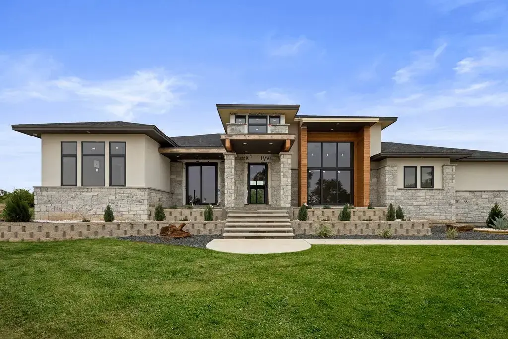 583 Comanche Ridge, Round Mountain