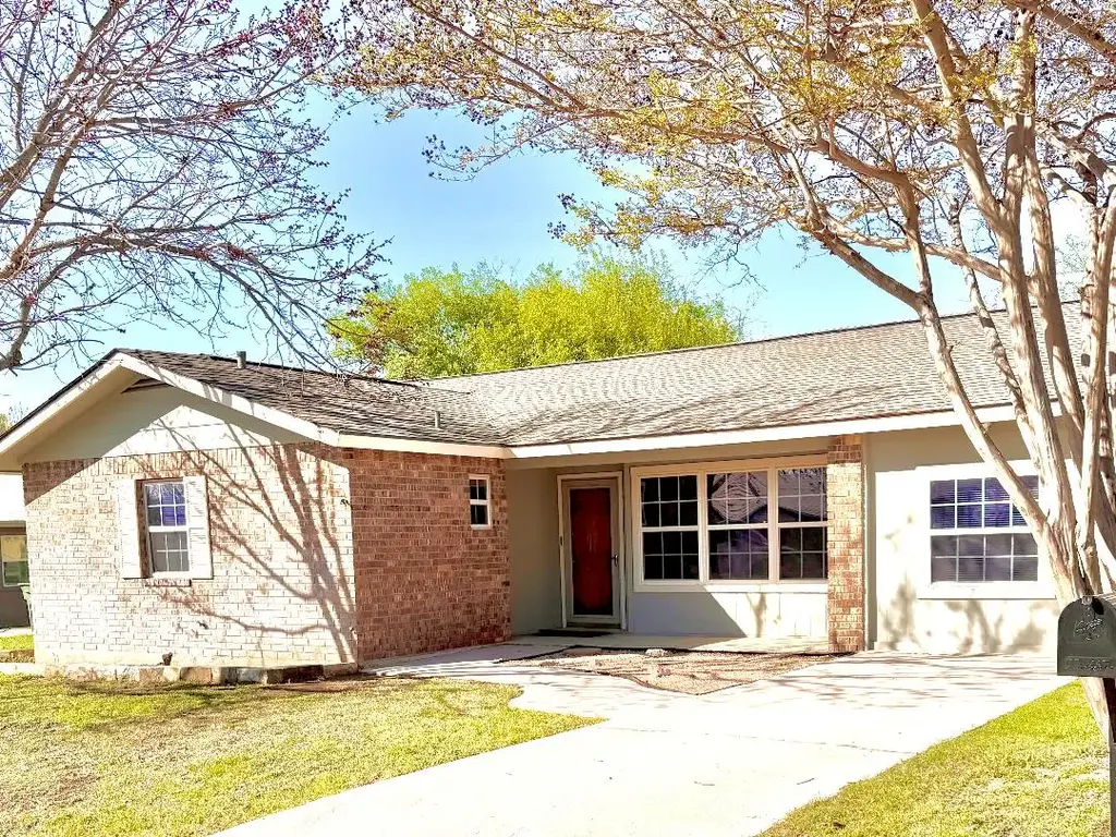 606 Mildred Street, Burnet