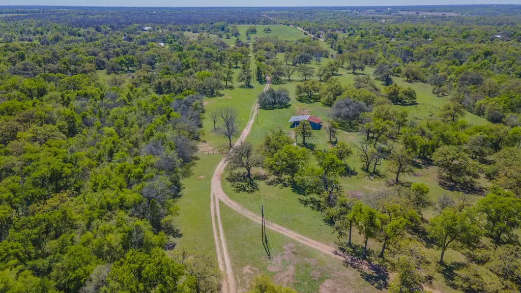 1500 County Road 405, Buckholts