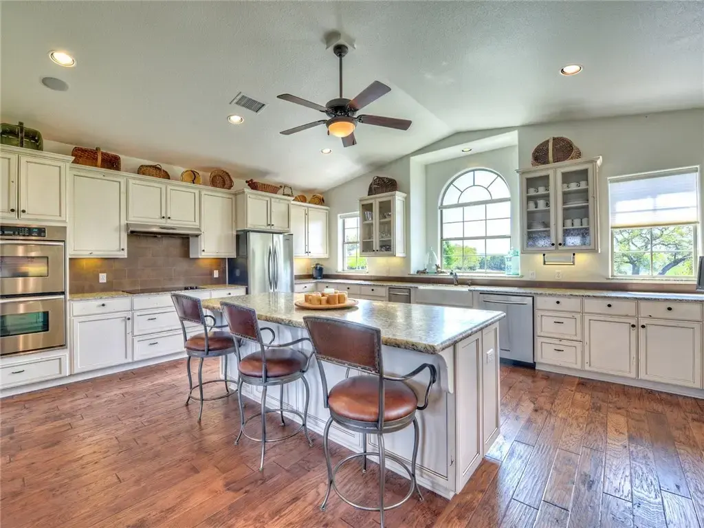 115 Hill Loop, Spicewood