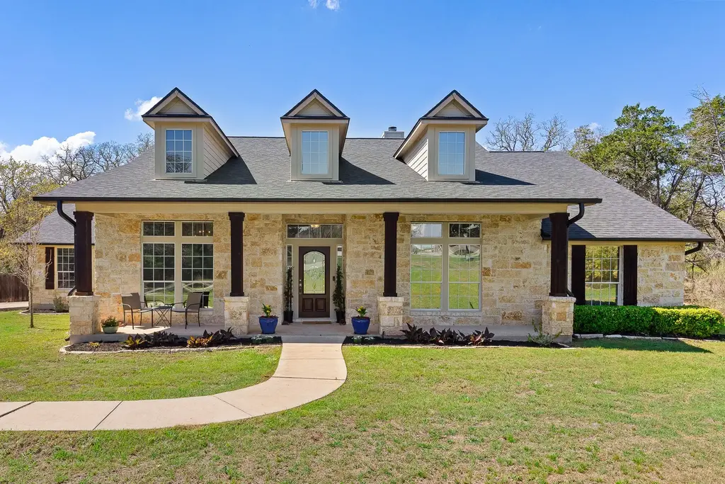 142 Carriage Court, Bastrop