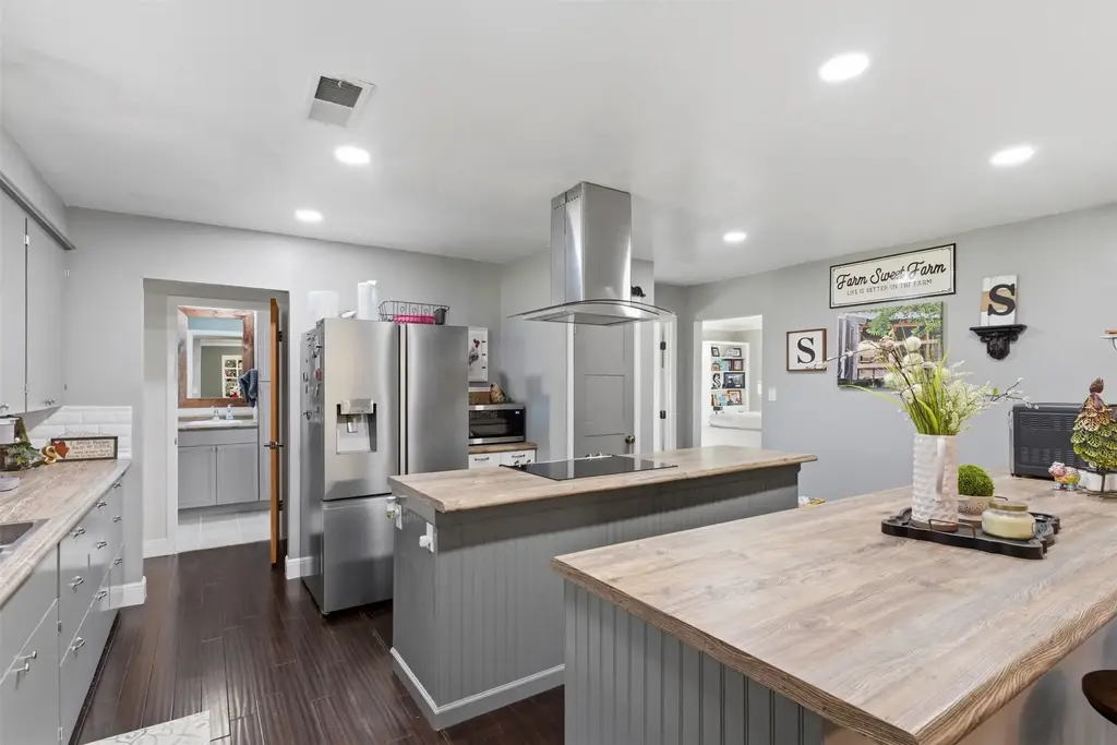 1115 County Road 2102, Lometa