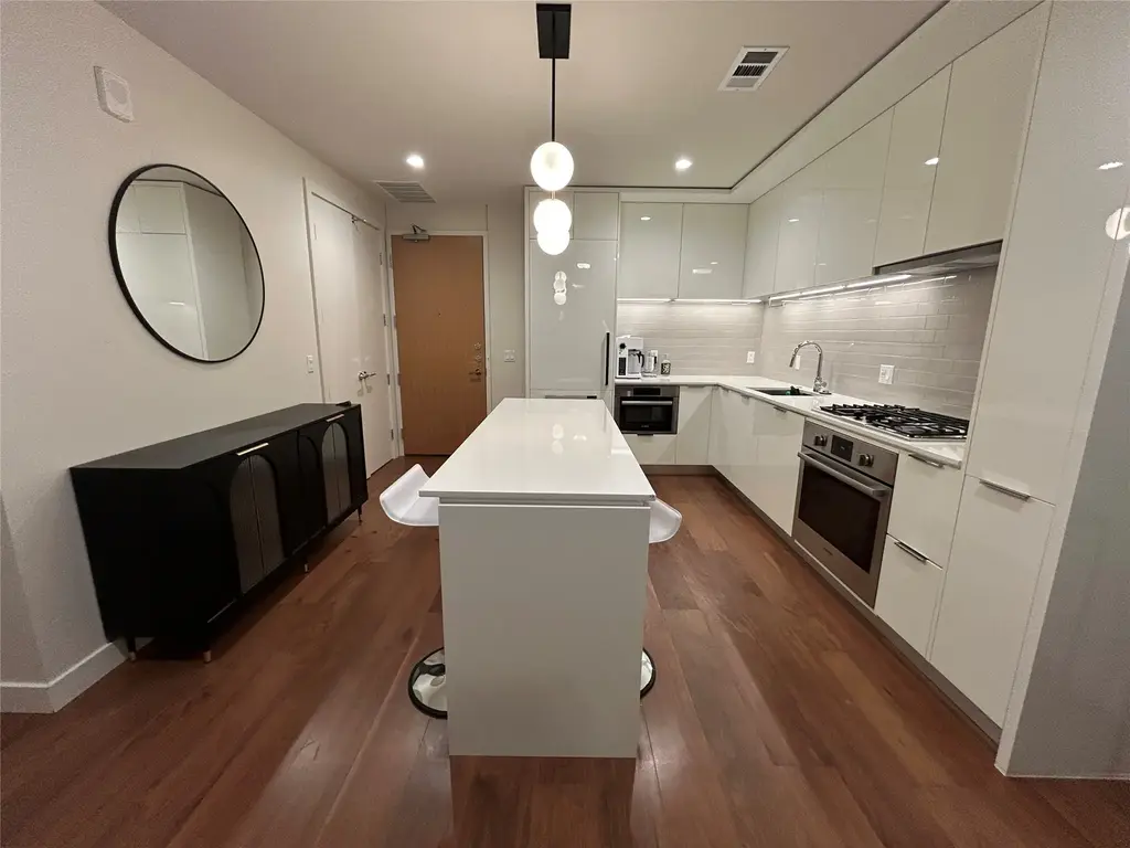 44 East Avenue 1402, Austin