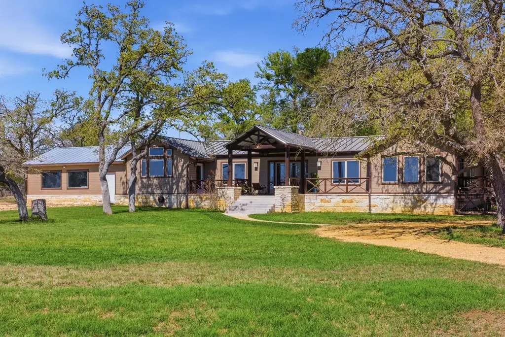 18335 Fm 86, Red Rock