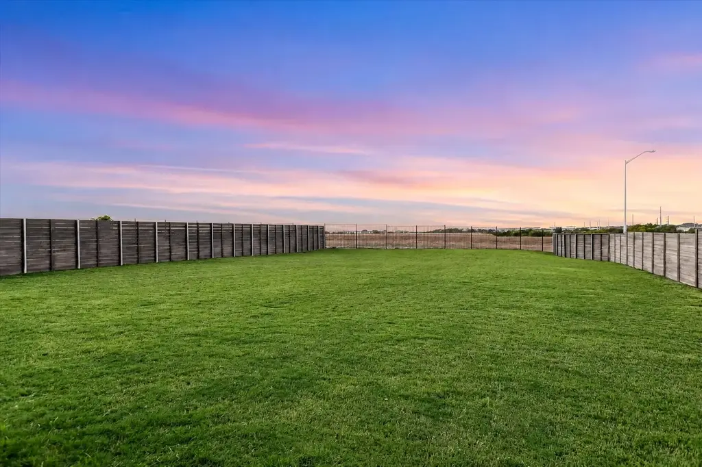 737 Leeward Pass, Leander
