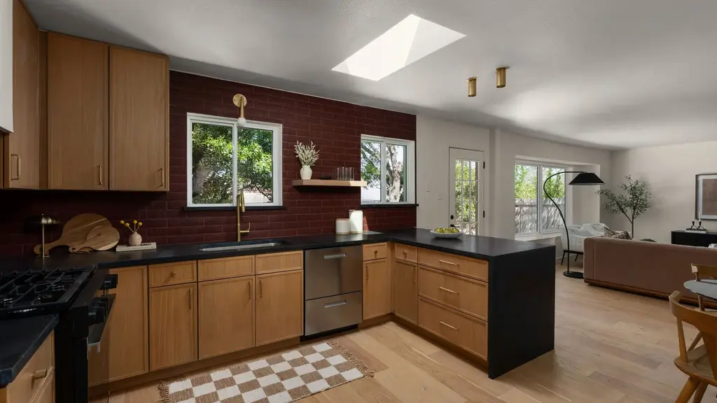 7602 Whispering Oaks Drive, Austin