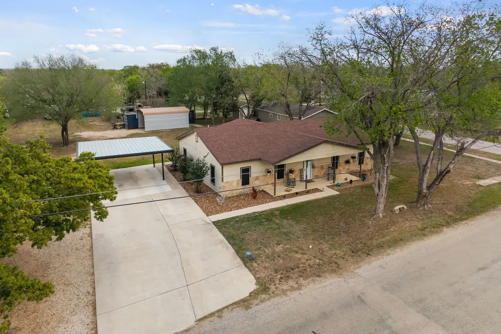 1131 E Fannin Street, Luling