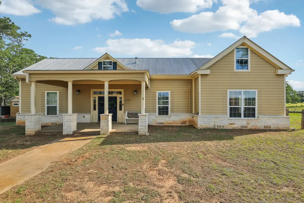 1200 County Road 211, Giddings