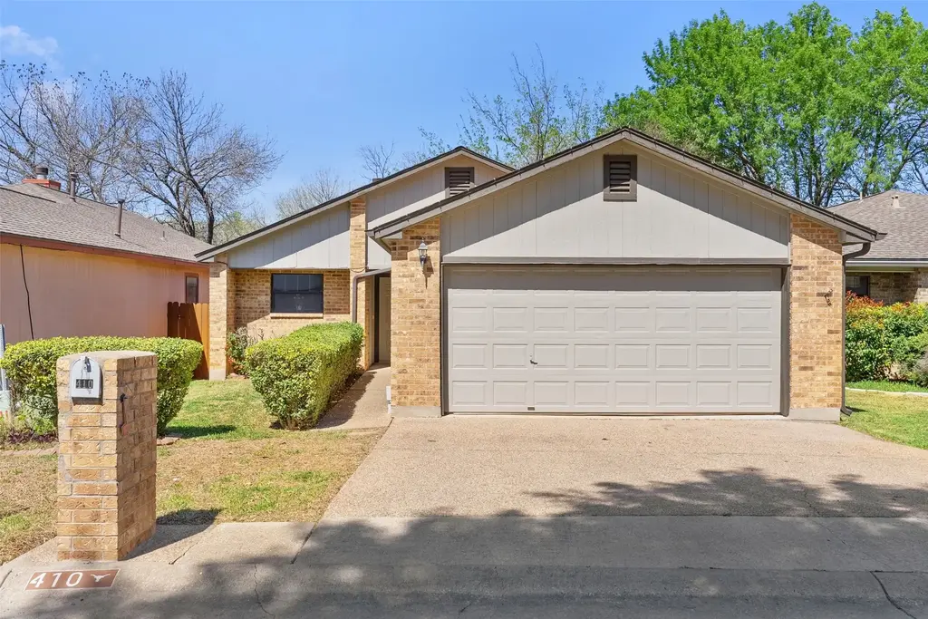 410 Village Lane, Buda