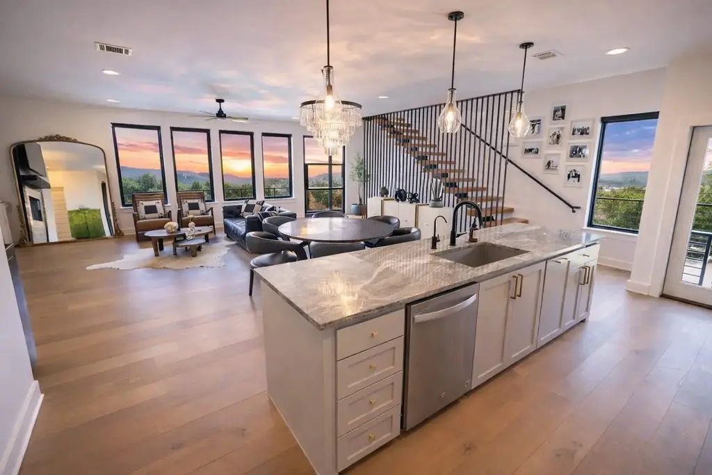 8501 Bronco Lane, Lago Vista