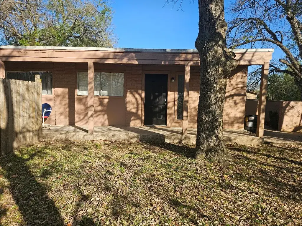 410 E 9th Street C, Elgin
